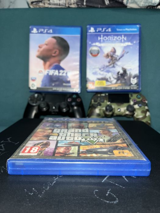 PS4 Б/У черного цвета