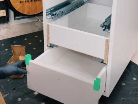 Дистанционери за монтиране чела на чекмеджета. - 2 броя 5 лева.