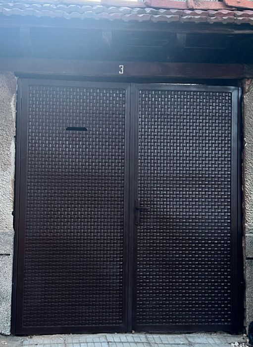 Врати ,огради и парапети от ковано желязо .