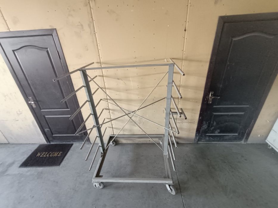 Chinni/sopol buyumlar uchun metall arava (stoyka) — harakatchan