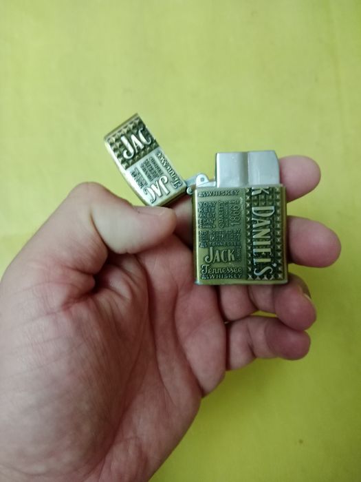 Продам 2 пары  зажигалки zippo,Honest