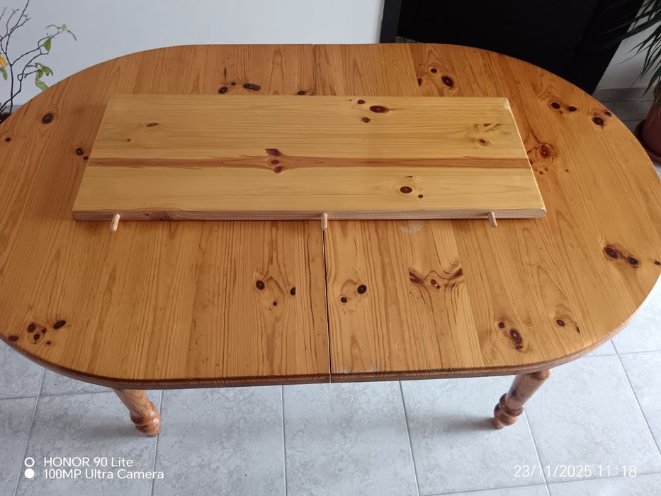 Продавам кухненска маса от естествено дърво..