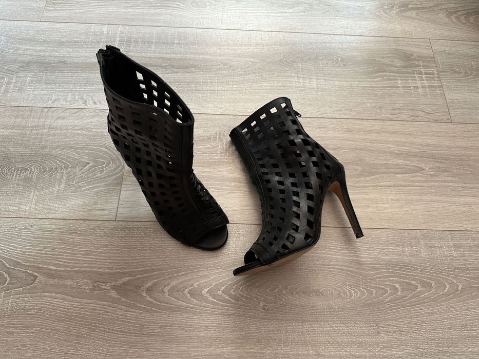 Botine cu toc Valerio 1966 piele perforata negre