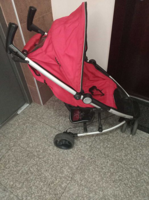 Запазена детска количка в отлично състояние.