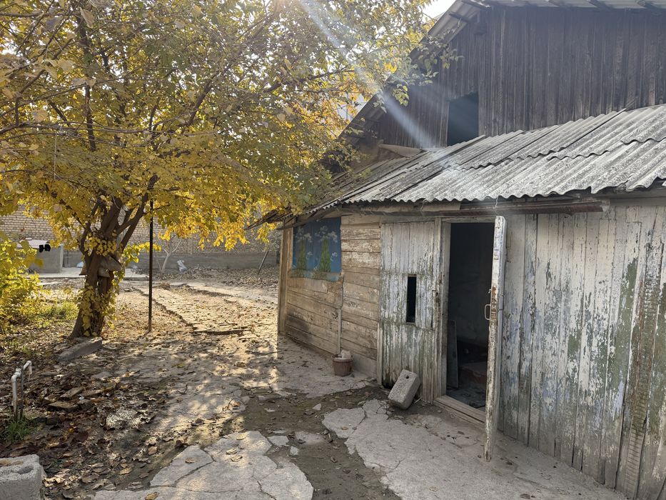 3 хонали ховли ижарага берилади. 6 сотих ери бор. Метро олдида