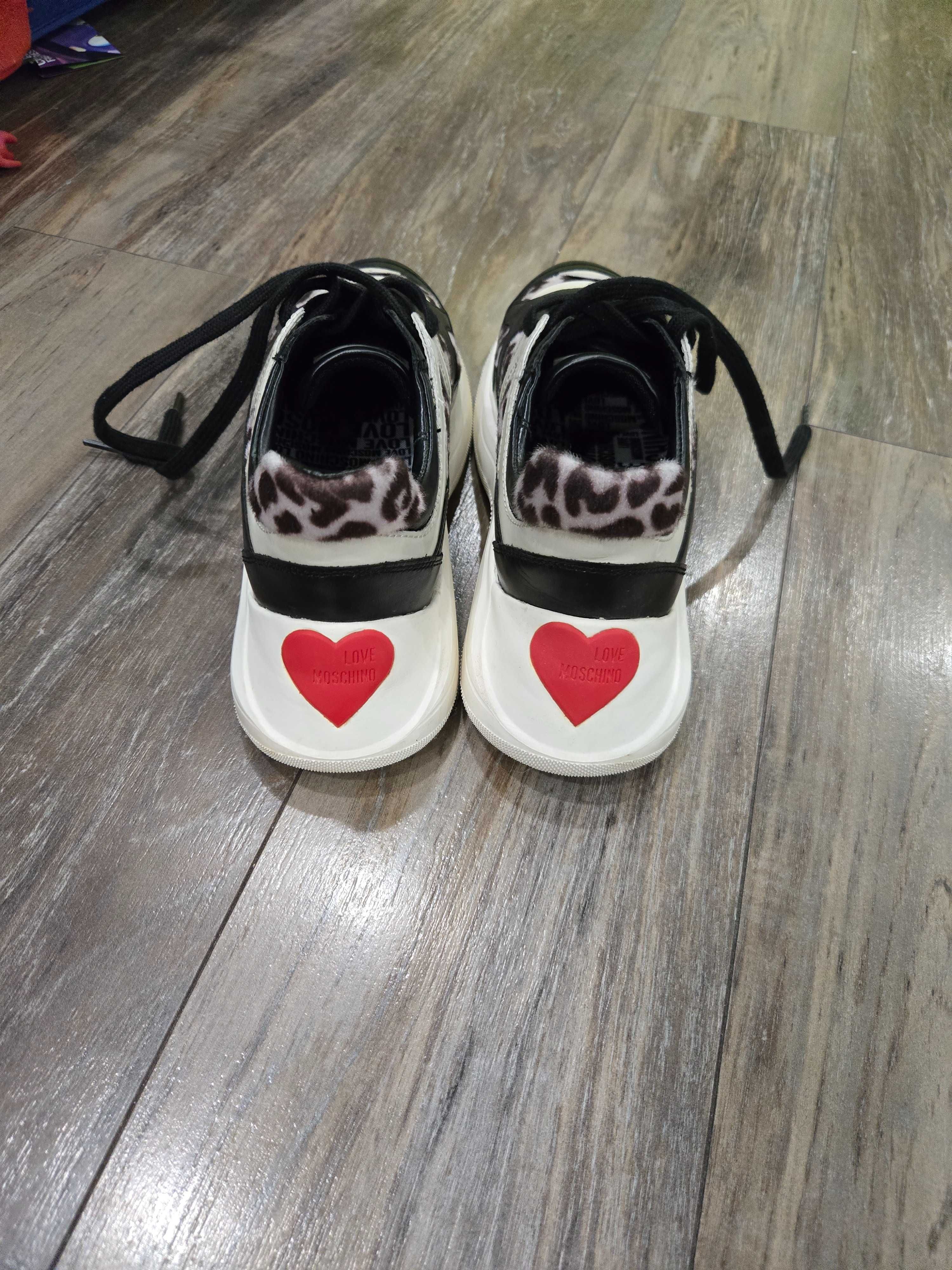 Обувки love moschino