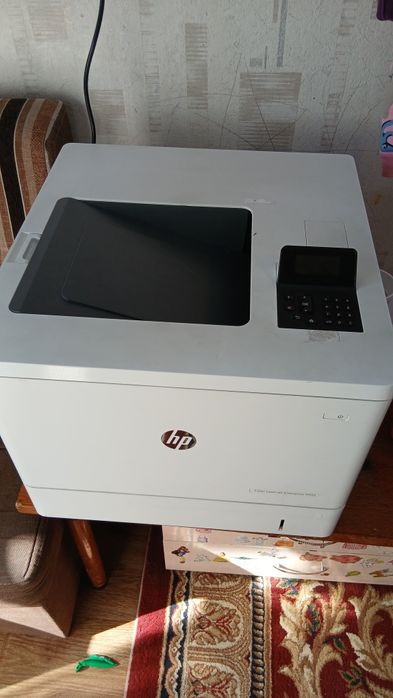 Принтер HP Color laser Jet enterprise M552.