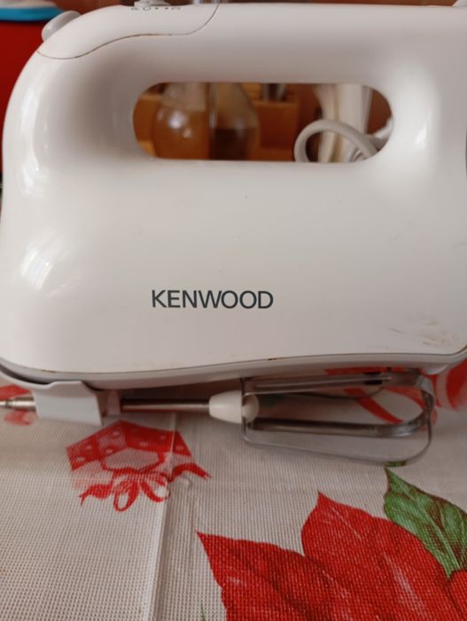 Vând mixer 3 viteze marca Kenwood origine UK.