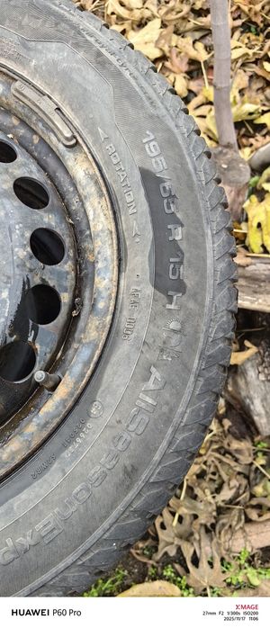 Гуми с джанти няколко.