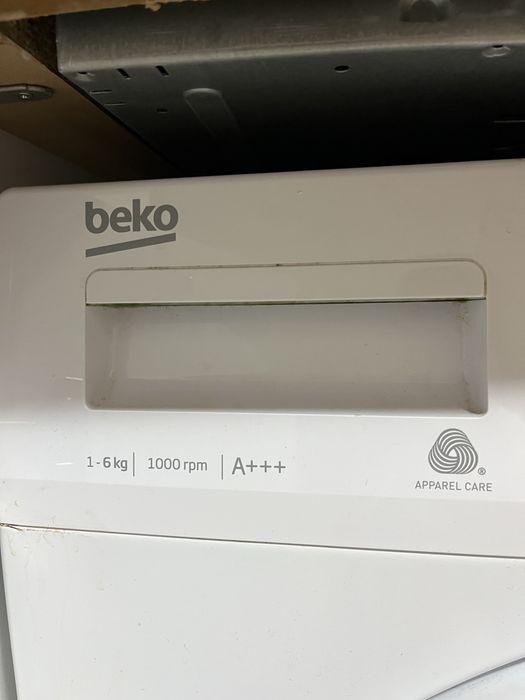 Продавам абсолютно работеща пералня Beco