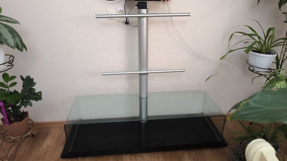 Стеклянная тумба под телевизор