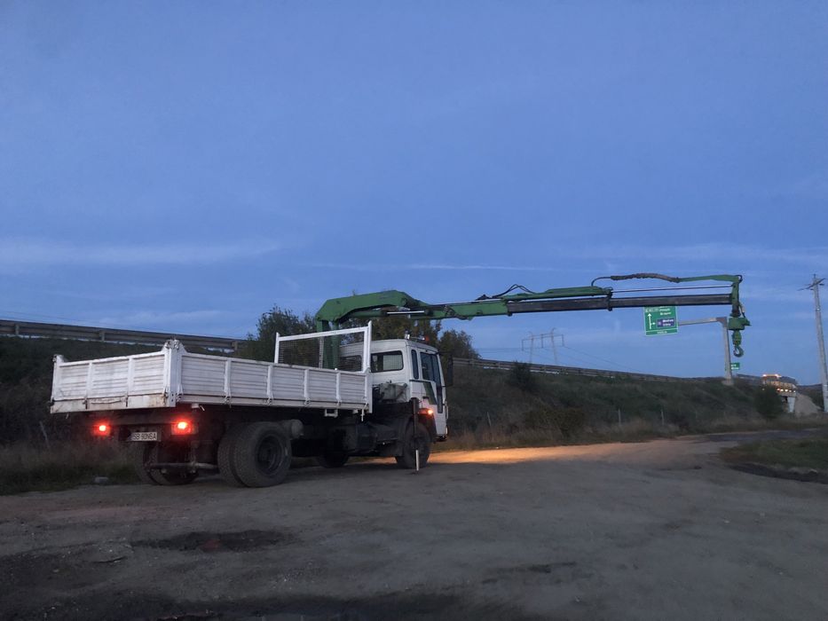 Camion cu macara basculabil