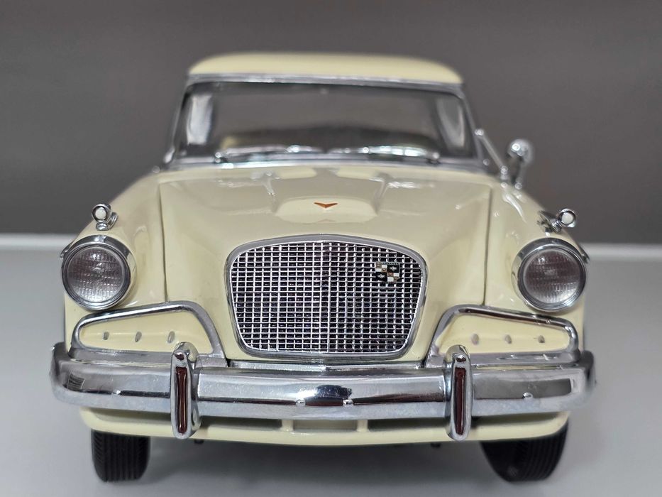 Macheta Auto 1/18 Motor City Classics 1957 Studebaker Golden Hawk