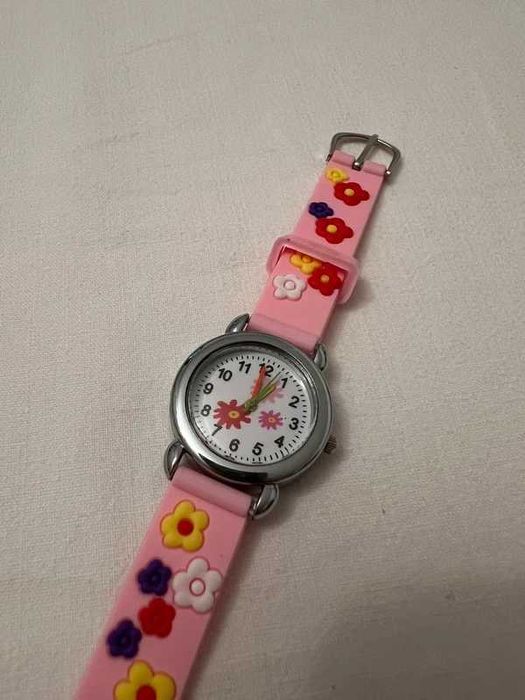 Ceas roz cu floricele pentru fetițe – adorabil și funcțional