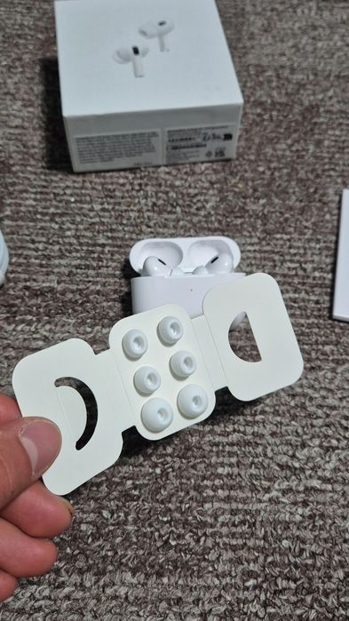 Casti Apple noi-noute