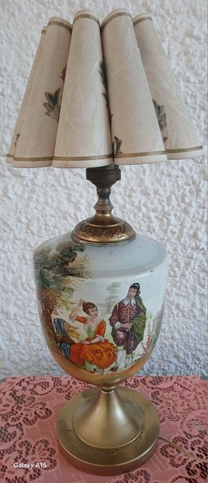 Ръчно рисувана настолна лампа