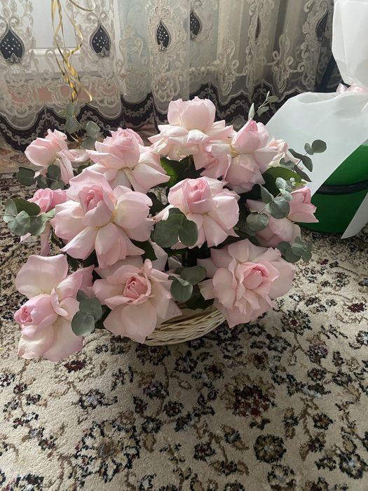 Цветы в корзинке свежые ночью пришли