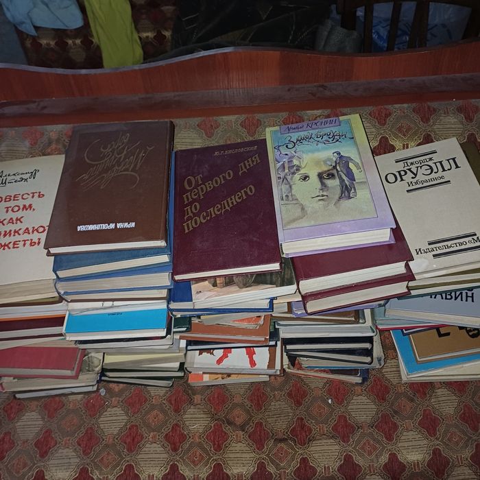 Книги б/у как новые,интересно почитать.книги  Каждая  по 350 тенге тен
