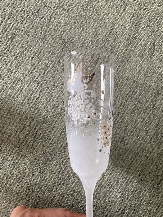 Сватбени чаши и църковен бокал