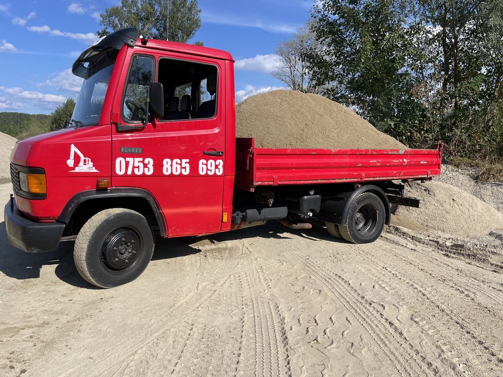 Mercedes Vario & Miniexcavator