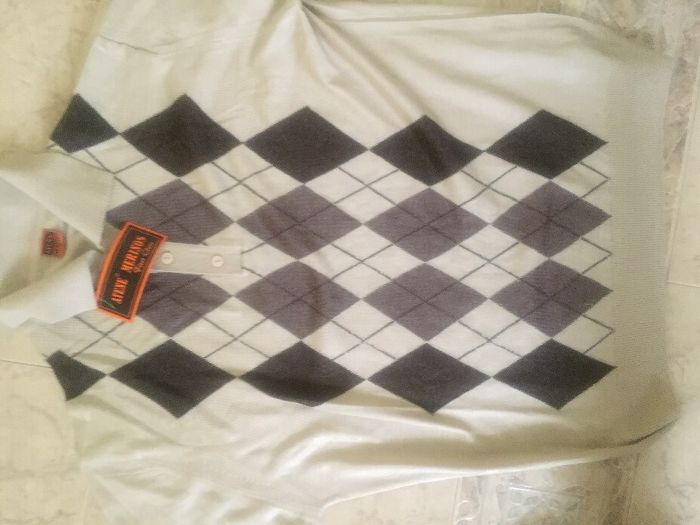 Продавам чисто нова мъжка с етикет блуза от мерино