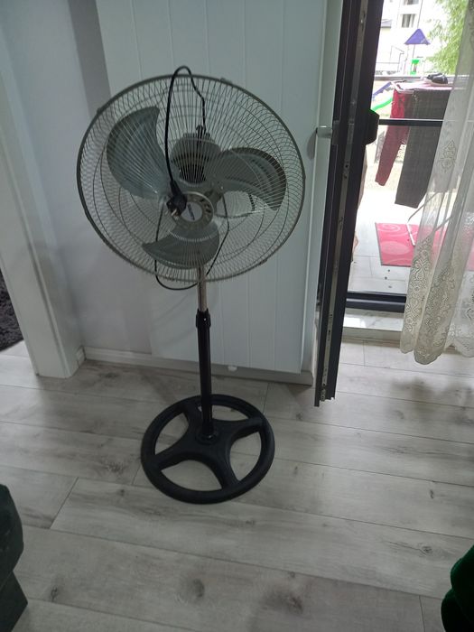 Vând ventilator cu picior