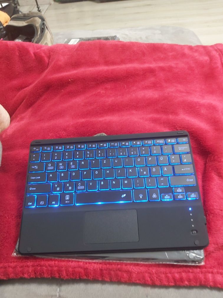 Tastatură cu Bluetooth luminată rbg + husă , dimensiuni în foto