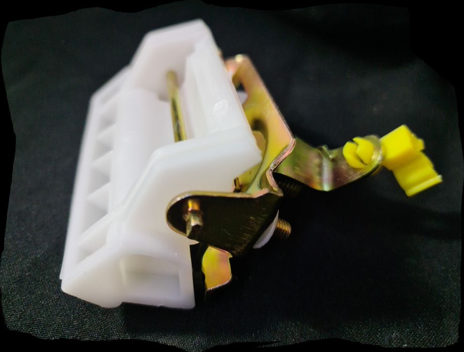 AZ272    ручка багажника на Паджеро 4