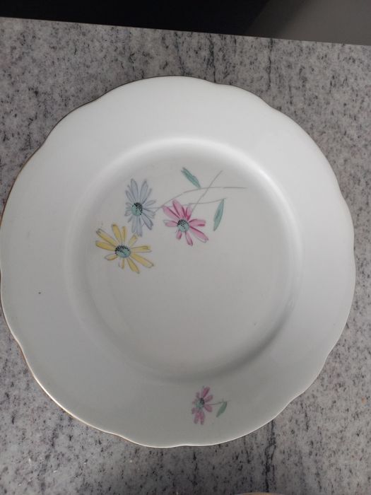Vand un platou cu 3 farfurii pentru servire prajituri/patiserie.
Setul