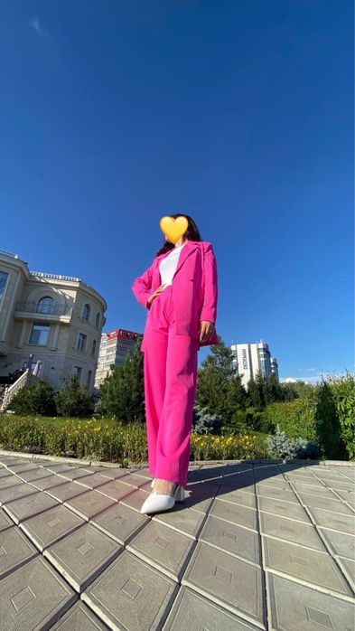 Яркий костюм-двойка цвета фуксия