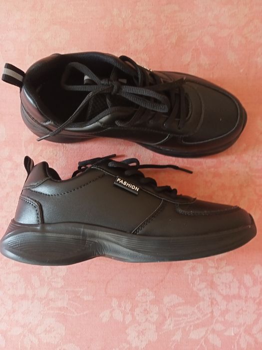 Нови дамски черни маратонки