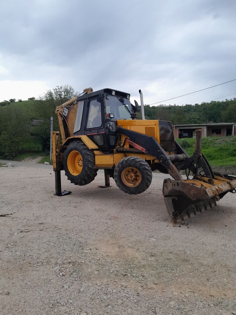 Vând buldoexcavator CAT