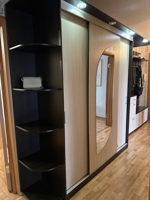 Продам стенку в прихожую