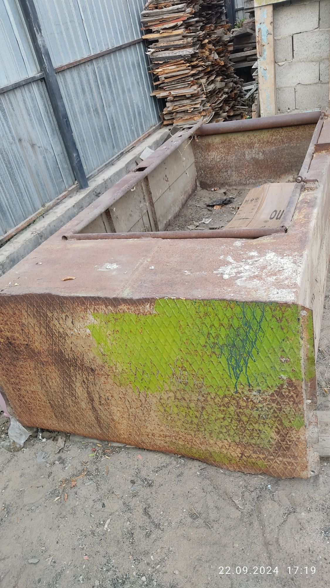 Продам ящик-шкаф-бадья не знаю что может кому то нужен.
