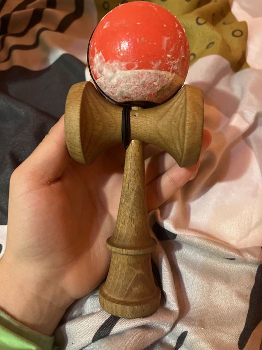 Kendama Krom rosu
