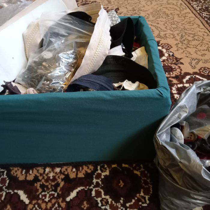 Замочки ,молнии крючки ,пуговицы ,набор для швеи