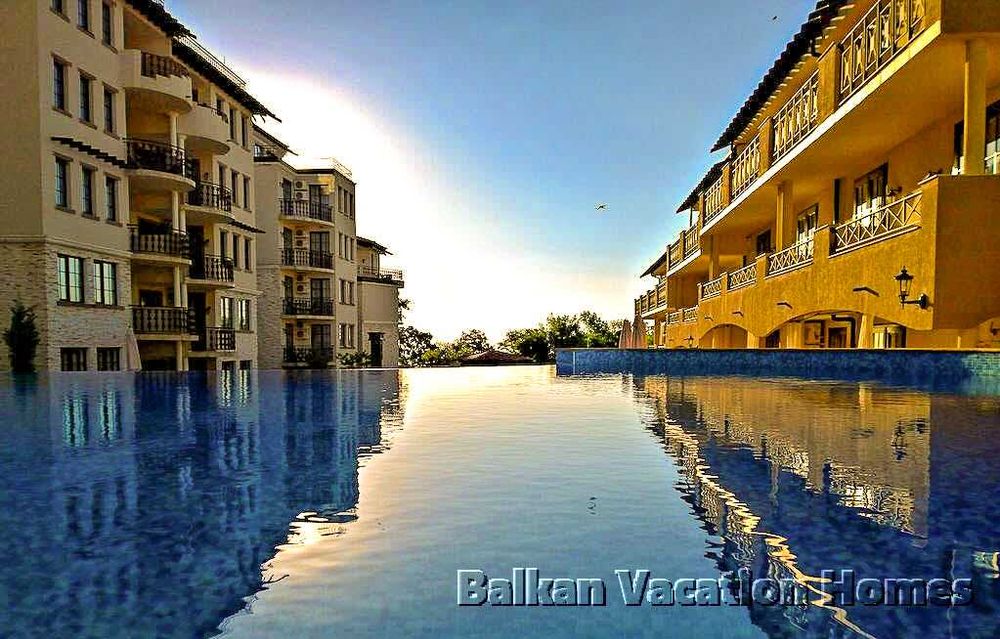 Тристаен апартамент в затворен комплекс до плажа в Обзор