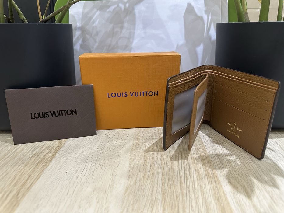 Louis Vuitton Портфейл Чисто Нов