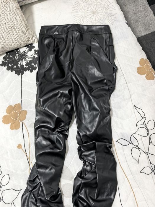 Vând pantaloni imitație de piele