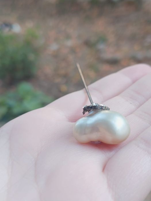 Agrafa de palarie/par decorativa cu o perla si pietre albe