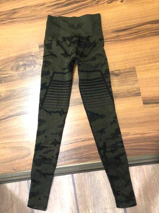 разпродажба на спортни тениски и оформящ безшевен клин