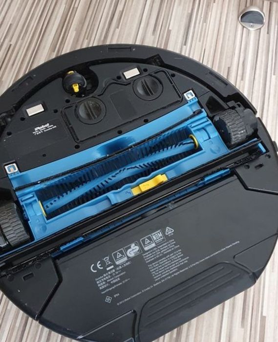 Aspirator robot cu spălare iRobot Scooba.