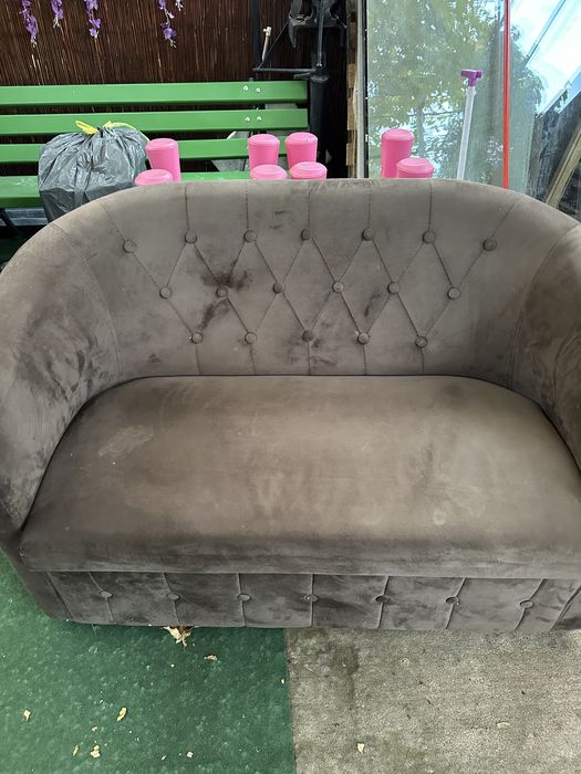 Canapea din catifea maro