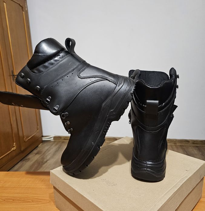 Bocanci înalți, impermeabili, îmblăniți cu bombeu metalic