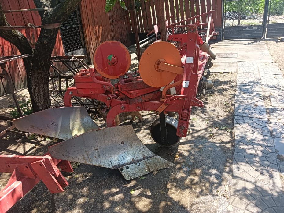 Vând tractor cu utilajele (freză, plug, combinator și scarificator)