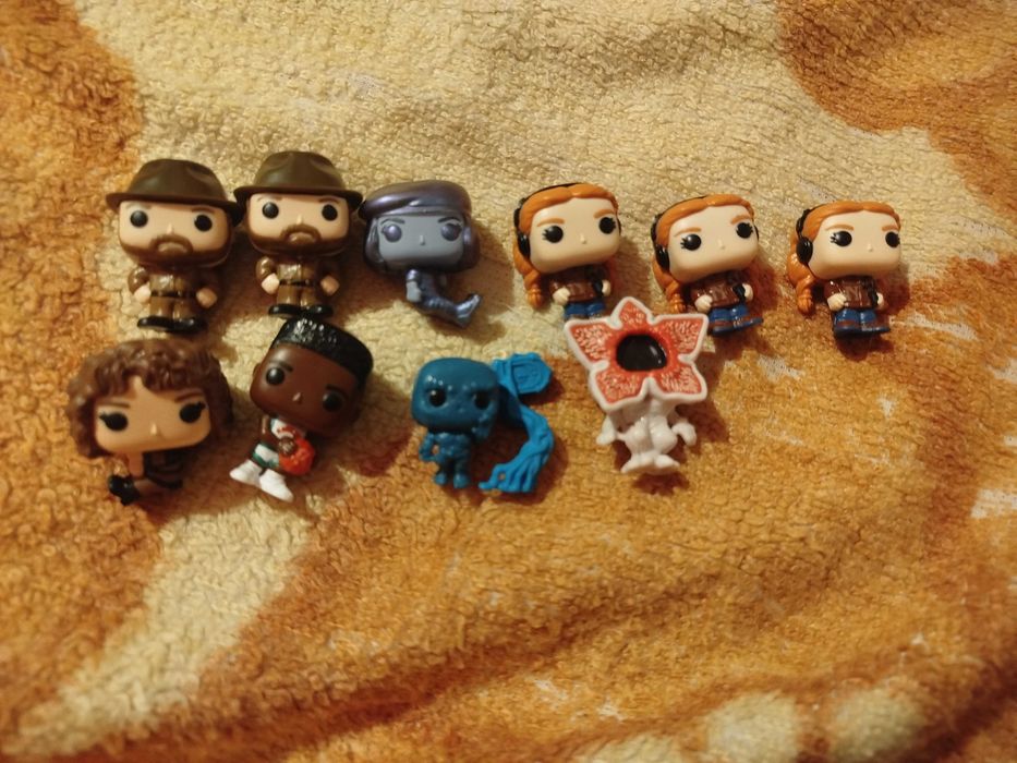 Продавам фигурки на Stranger Things kinder joy