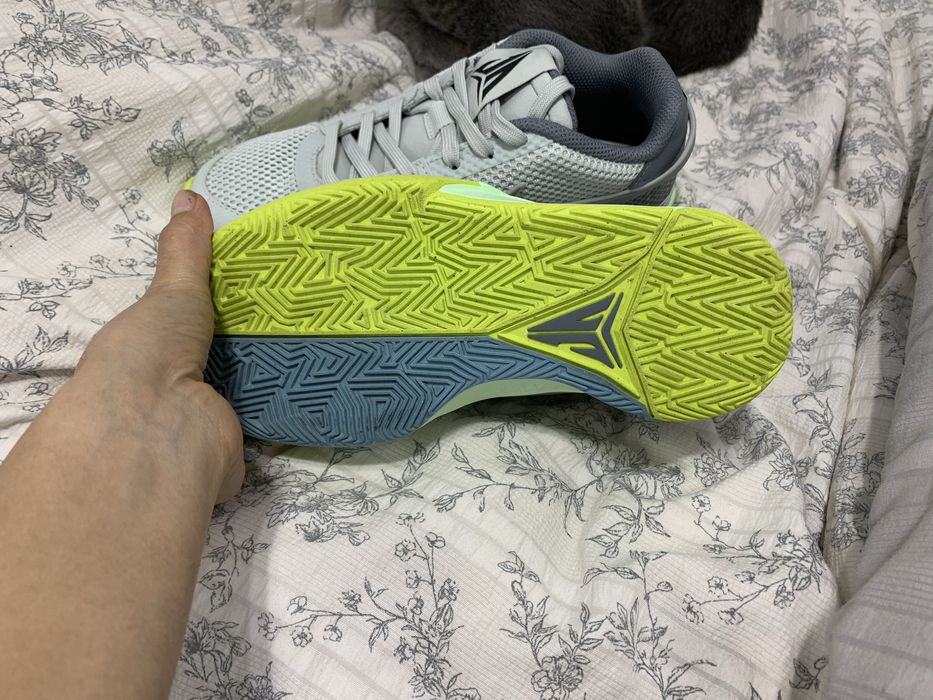 Продаются оригинальные кроссовки