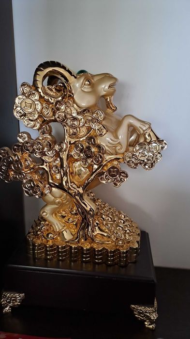 картины, декор, аксессуары.