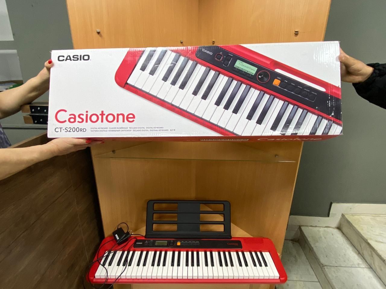 продается синтезатор Casiotone CT5200RD