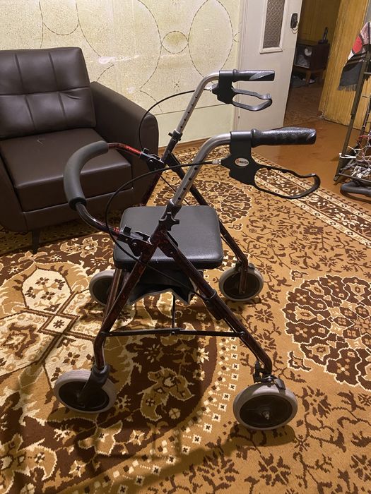 Ходунки для пожилых людей ролятор